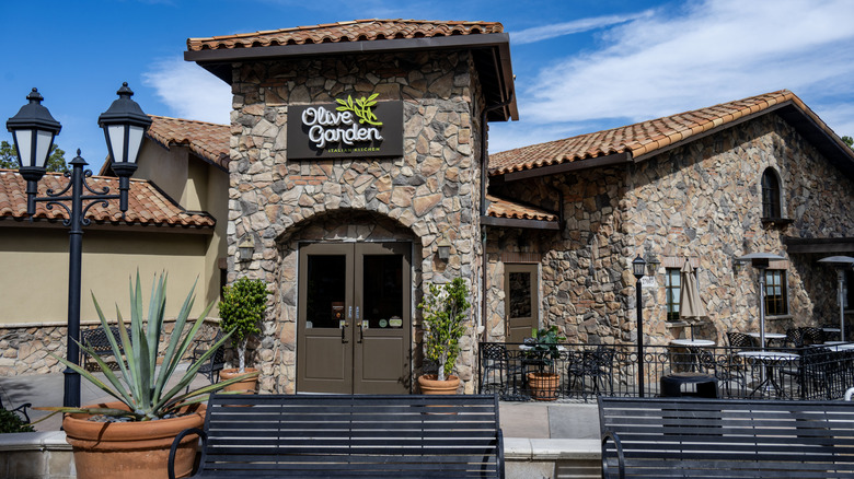 El frente de un restaurante Olive Garden en un día soleado