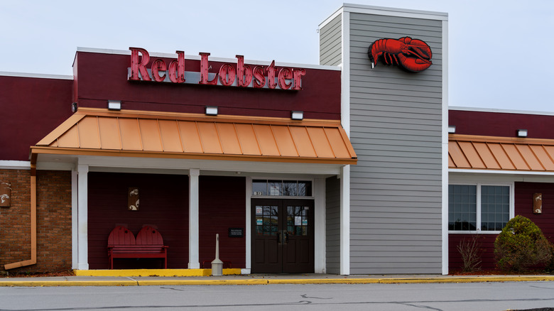Frente de un restaurante y estacionamiento de Red Lobster